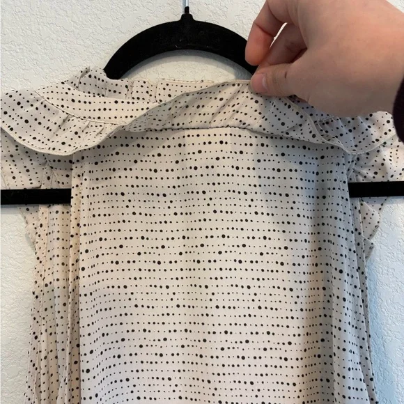 Cabi Polka Dot Ruffle Sleeveless Blouse Cream Black V Neck Size L - Picture 9 of 10